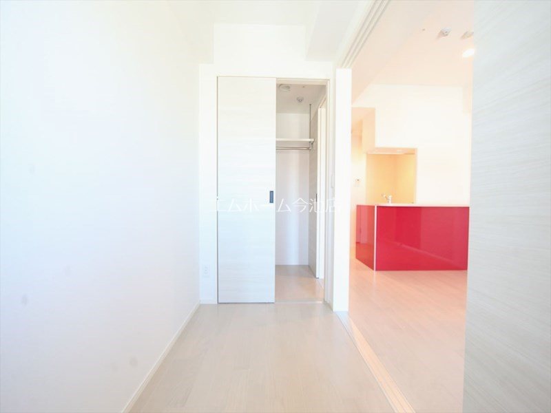 その他部屋・スペース　洋室2.4帖　窓付（換気良好）収納充実しています