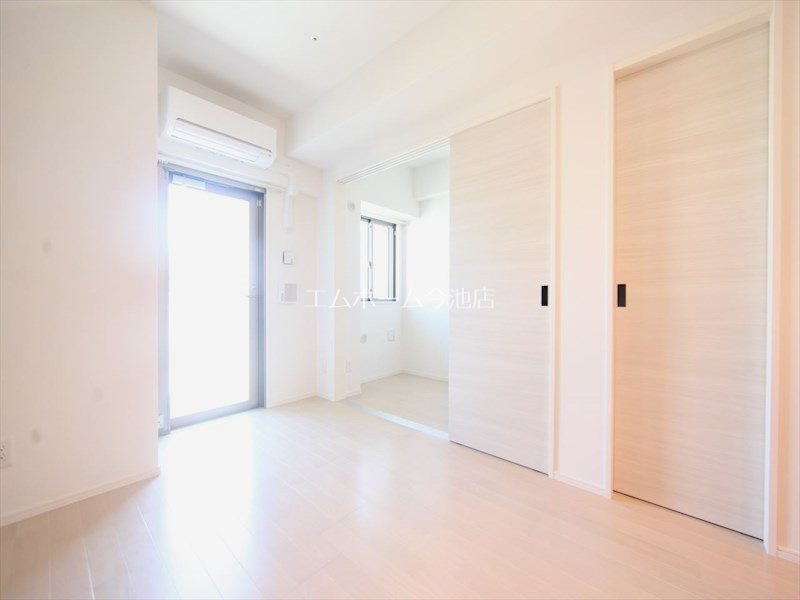 バルコニー　LDK8.9帖　エアコン付　バルコニーに面しています