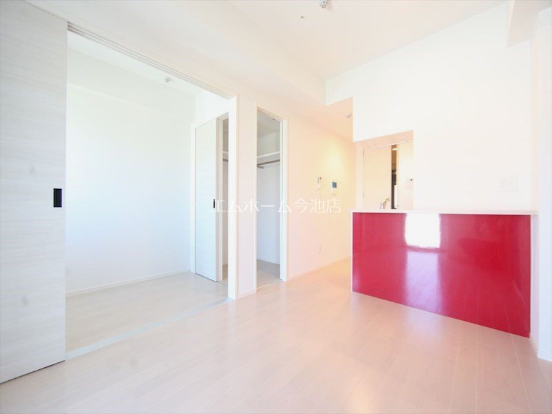 居室・リビング　LDK8.9帖　エアコン付　バルコニーに面しています