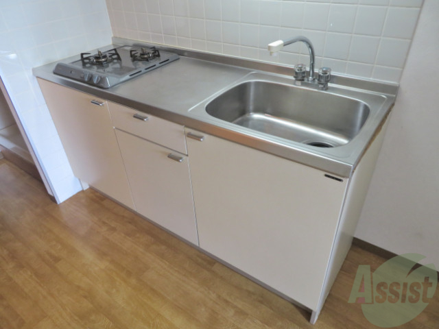 キッチン　一人暮らしには十分な大きさのキッチンですね。