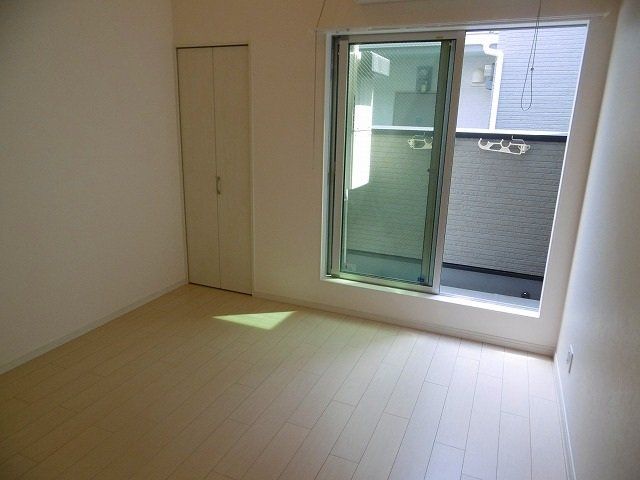 居室・リビング　南向きの洋室です。