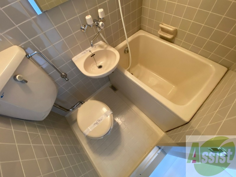 バス・シャワールーム　バスルームは狭すぎず、シャワーも浴びやすそうです。