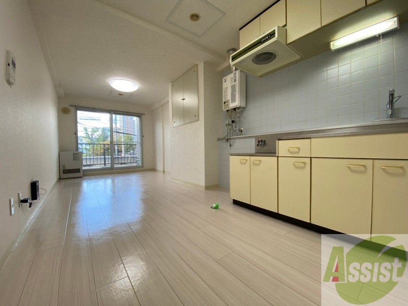 居室・リビング　白さが清潔感を出してくれます。お部屋も明るいですね。