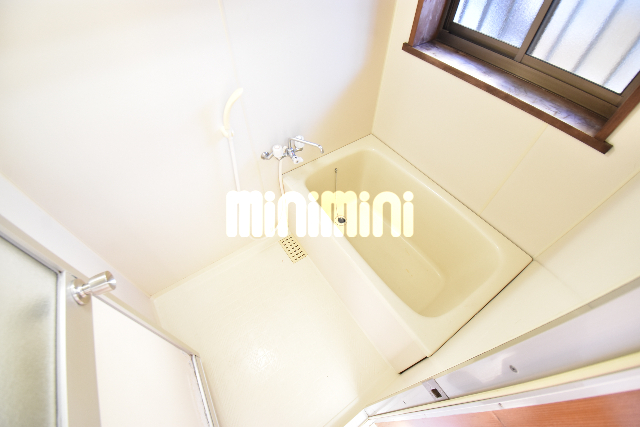 バス・シャワールーム　窓があって換気がしっかり出来るバスルーム