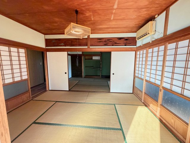 居室・リビング　映っているエアコンは残置物となり使える事を保証するものではご