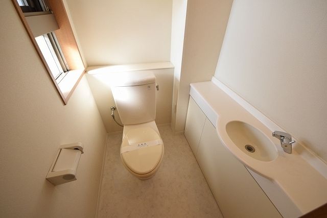 トイレ　★清潔感のあるトイレ・窓付きで換気が楽です★