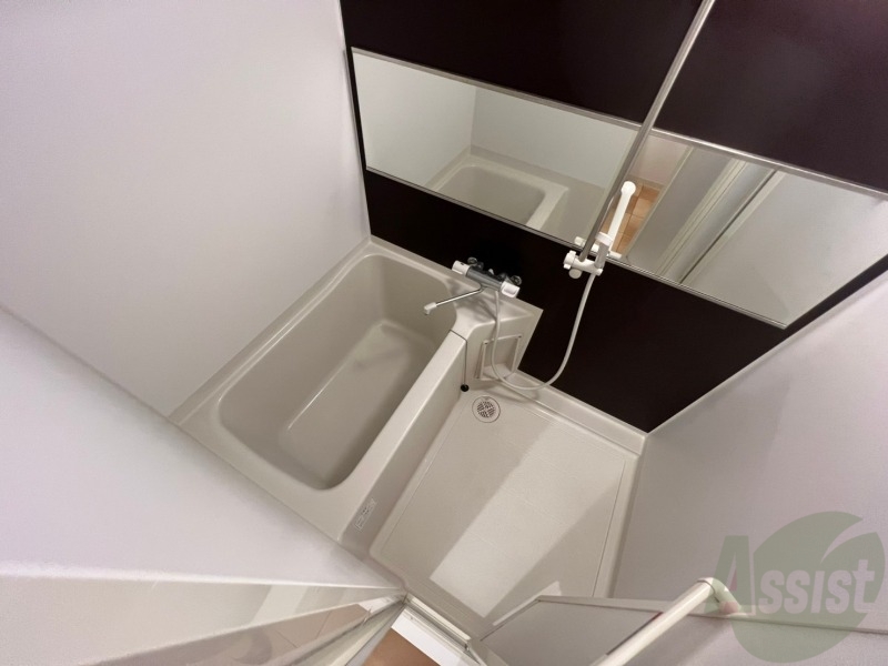 バス・シャワールーム　バスルームはこちらです。広々としてゆったり休めます。