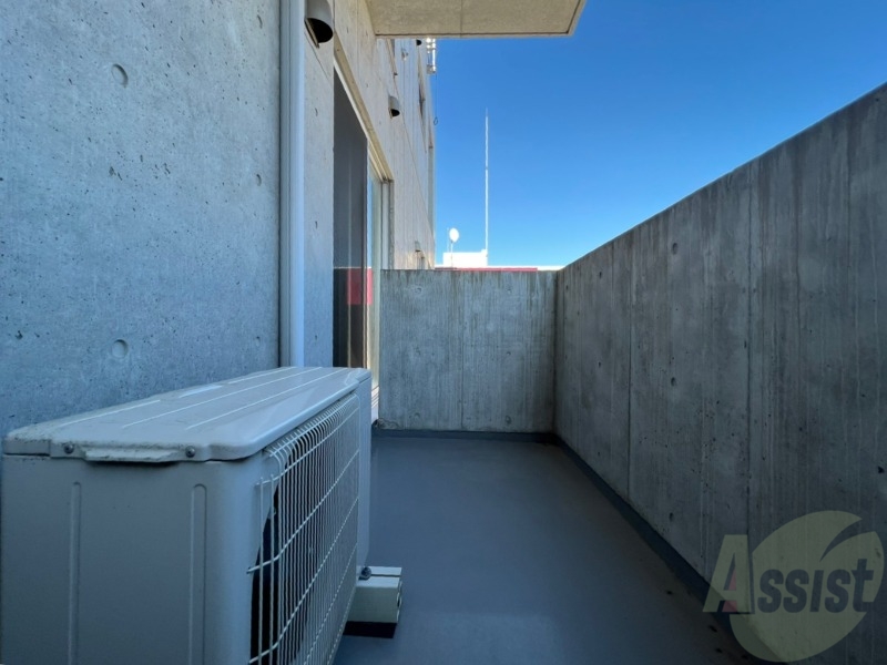 バルコニー　バルコニー。洗濯物がはかどりそうな広さがありますよ。