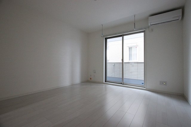 居室・リビング　同物件別号室のものです。