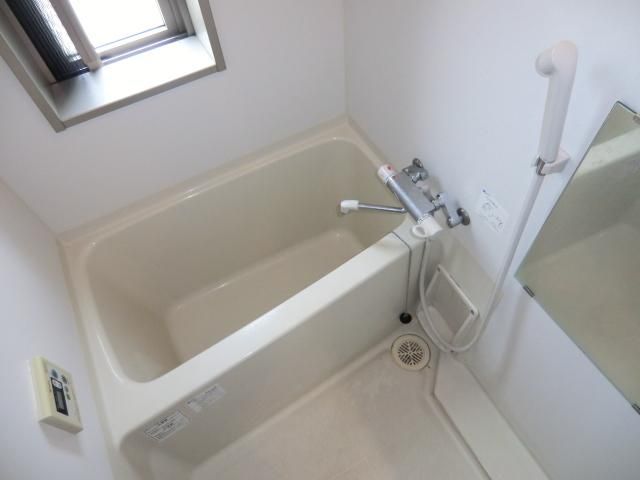 バス・シャワールーム　窓付きバスルーム