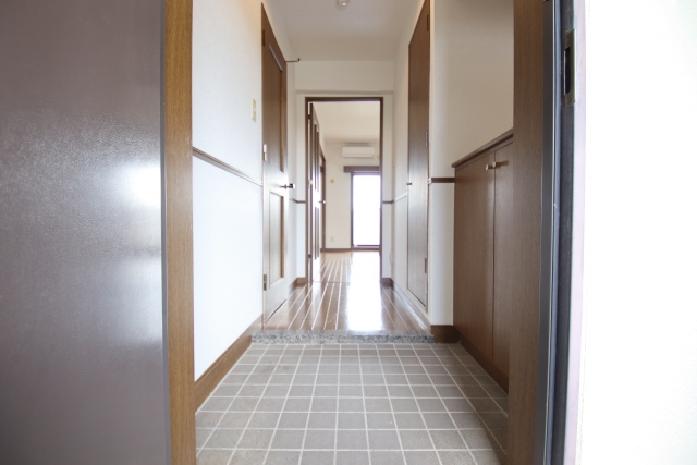 玄関　※別号室の写真のため、現状優先となります。