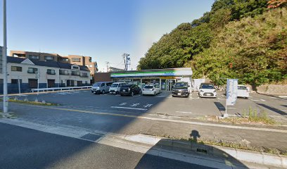 コンビニ　ファミリーマート千葉稲丘町店（コンビニ）まで293m