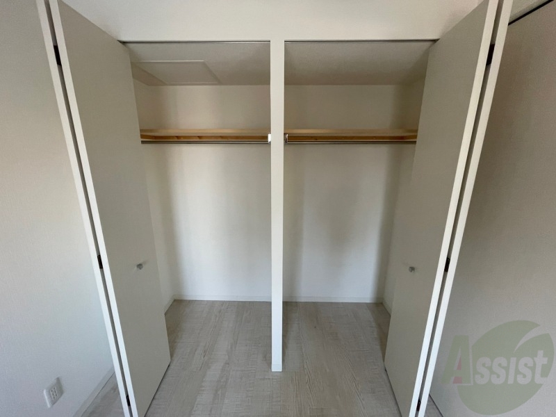 収納　こちらの収納にはハンガーをかけて服もしまえますね。