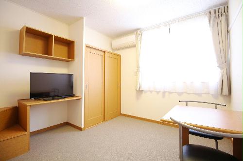 居室・リビング　南東向きの窓からは明るい陽ざしが差し込みます♪