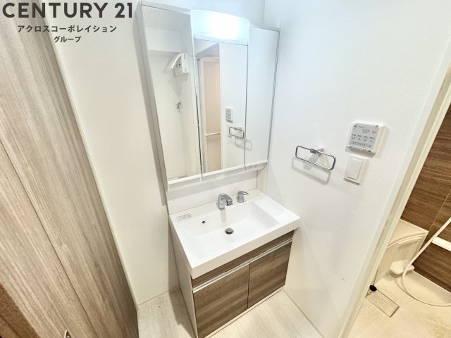 洗面設備　独立洗面台、朝の身支度には欠かせません