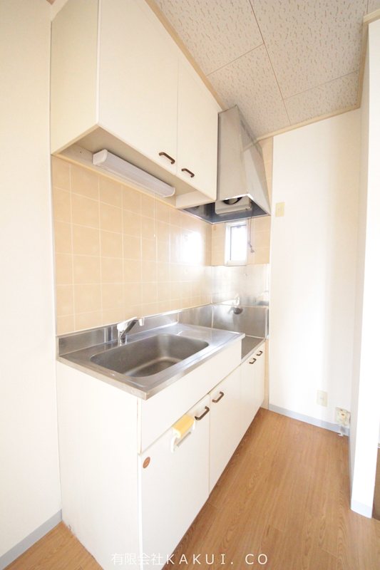 キッチン　※リフォーム前の為、別号室のお部屋です。
