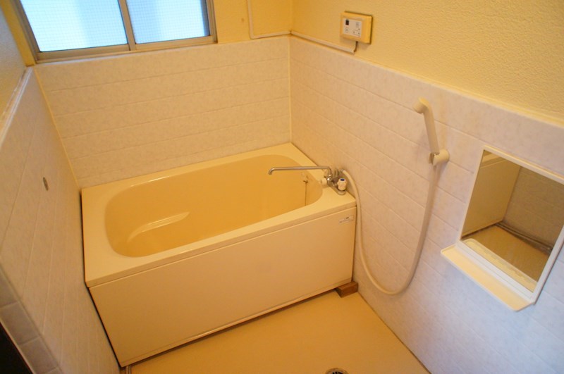 バス・シャワールーム　換気が出来る窓あります