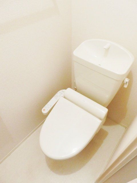 トイレ　温水洗浄機能付きのトイレです。