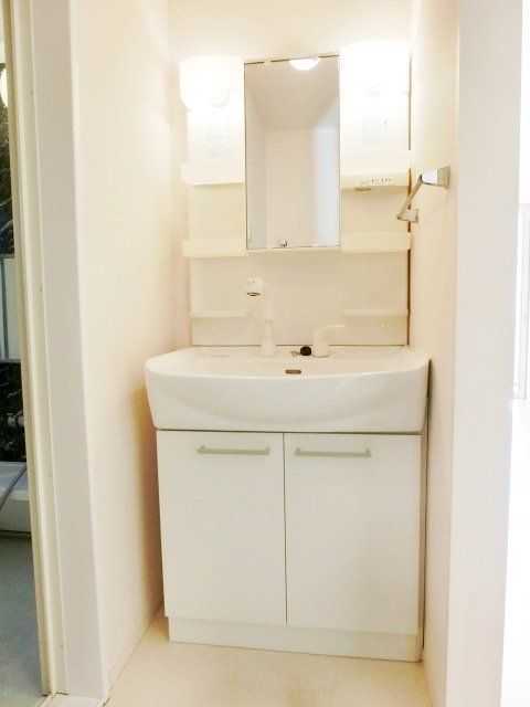 洗面設備　便利な独立洗面台ございます。