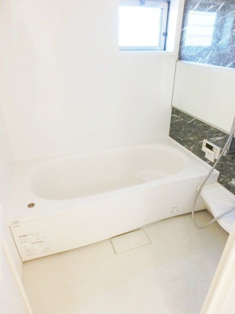 バス・シャワールーム　広々1坪バスは追い焚き機能付きです。