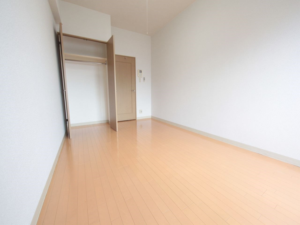 居室・リビング　洋室8.5帖　エアコン付　収納充実　バルコニー