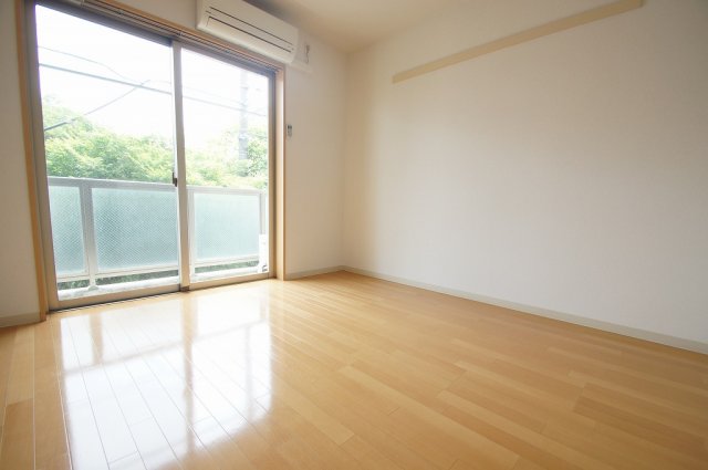 居室・リビング　「落ち着いた色合いの床材を使用した居住空間」