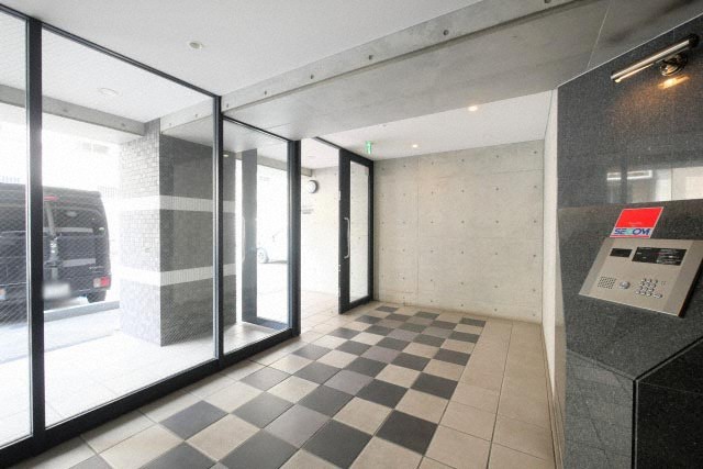 エントランス　落ち着いたエントランスです