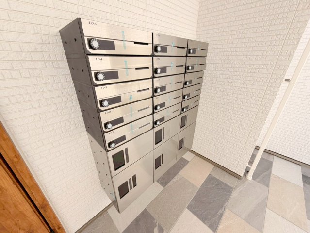 ロビー　ロビーにある各部屋毎のメールボックス。