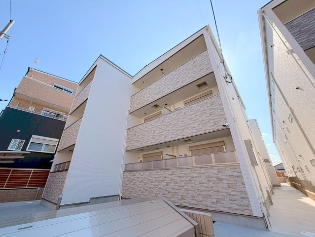 建物外観　閑静な住宅地にある、落ちついた色合いのキレイな建物です。