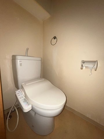 トイレ　落ち着いた色調のトイレです