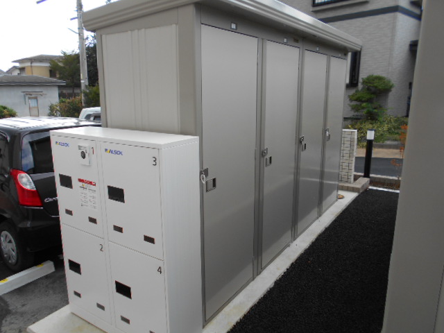その他設備　屋外物置完備（冬用タイヤ等収納可能）・宅配ＢＯＸ装備