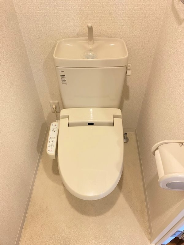 トイレ　温水洗浄便座付きです
