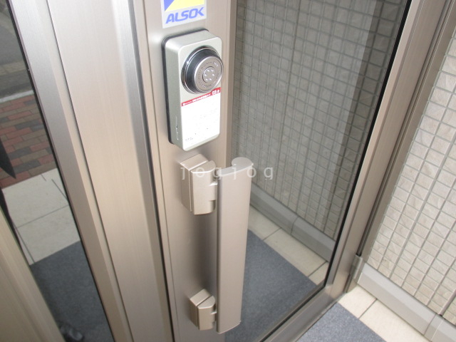 ロビー　オートロックドア