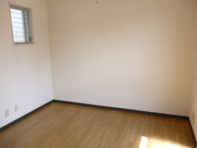 エントランス　小窓が付いていて換気もバッチリです