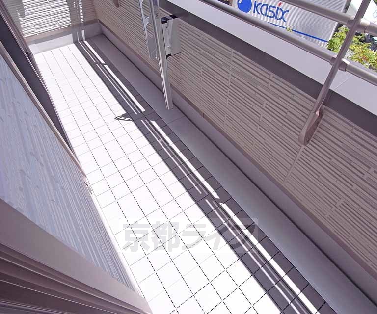 バルコニー　明るいバルコニーですね。