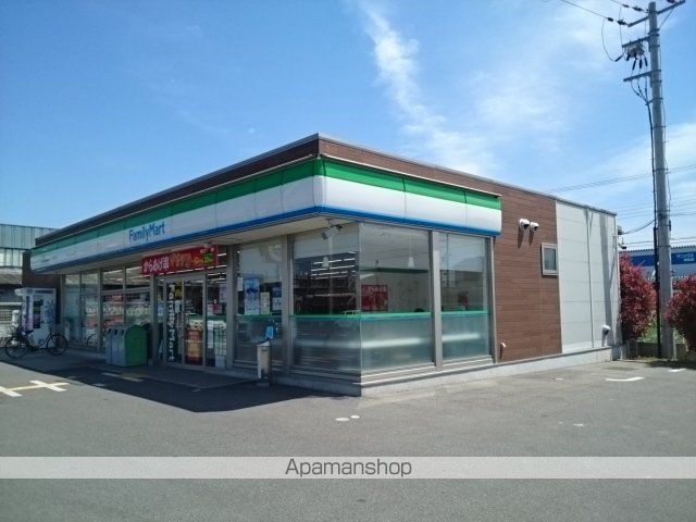 コンビニ　ファミリーマート様（コンビニ）まで300m