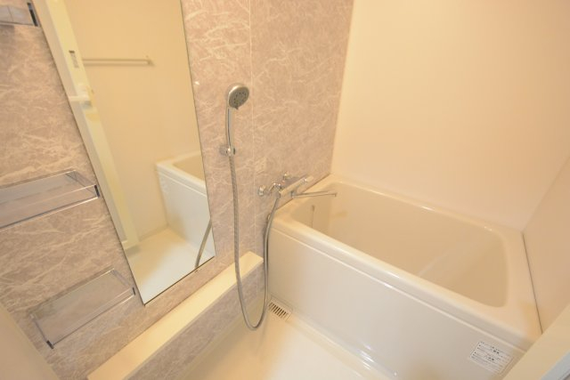 バス・シャワールーム　浴室乾燥機つきで便利です♪