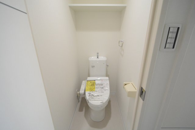 トイレ　温水洗浄便座付きのトイレです♪