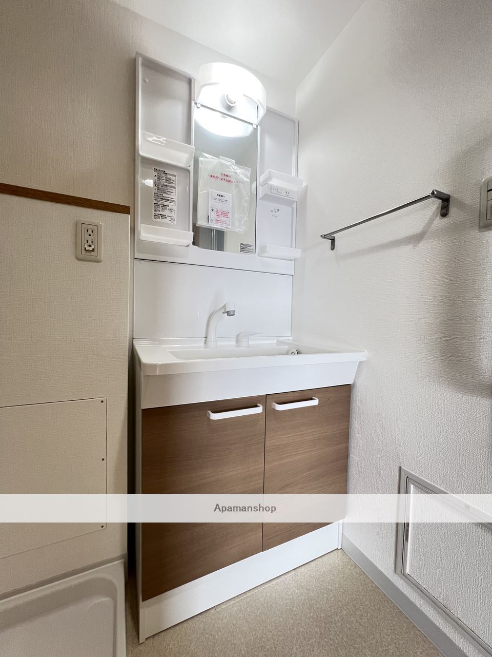 洗面設備　※同物件、別部屋の写真です。