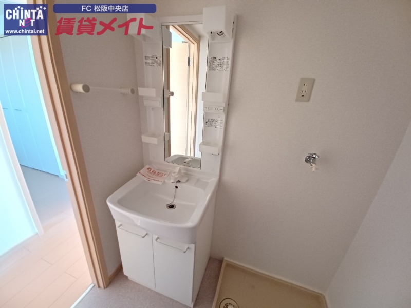 洗面設備　別部屋反転参考写真です