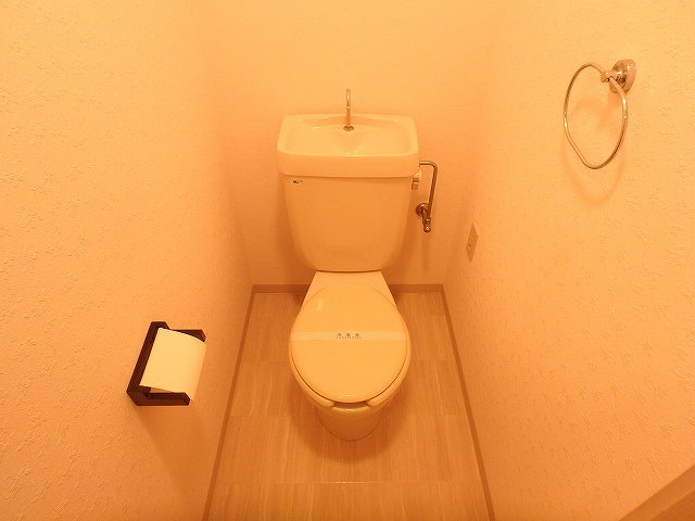 トイレ　異なる号室の室内写真です
