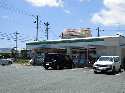 コンビニ　ファミリーマート（コンビニ）まで300m