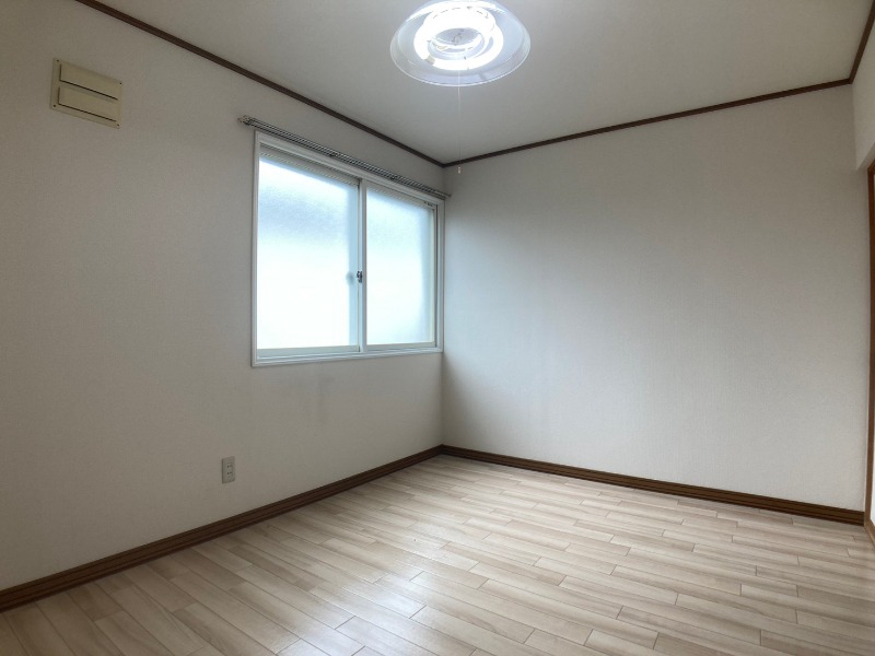 その他部屋・スペース　寝室はこちらです。光が差し込む、温かみのあるお部屋です。