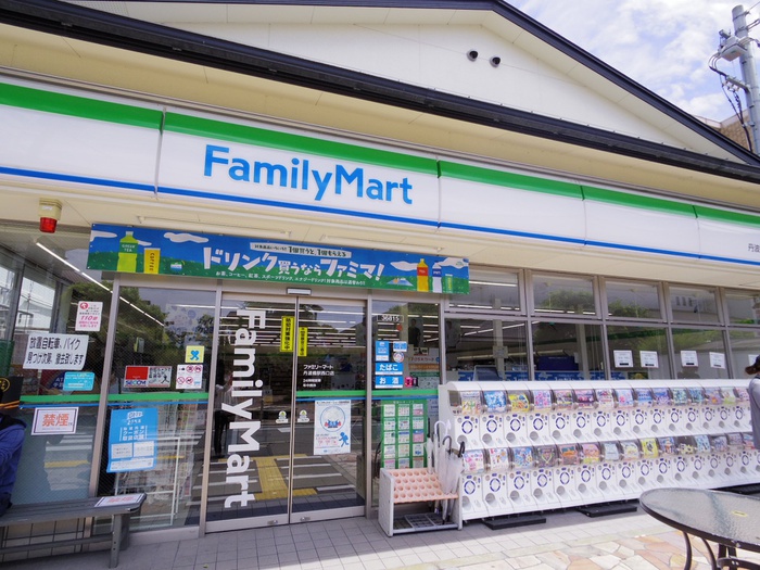 コンビニ　ファミリーマート（コンビニ）まで210m