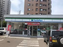 コンビニ　ファミリーマート札幌南5条西20丁目店（コンビニ）まで176m