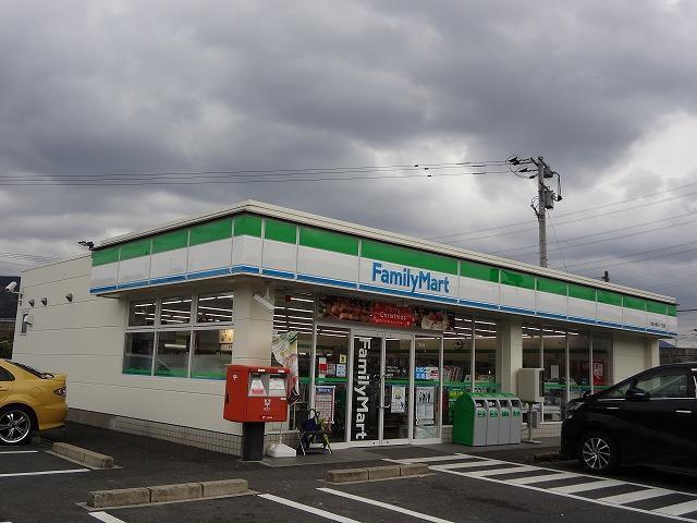 コンビニ　ファミリーマート／八幡上香月一丁目店（コンビニ）まで950m