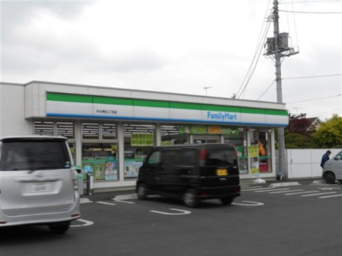 コンビニ　ファミリーマート 牛久神谷二丁目店（コンビニ）まで152m