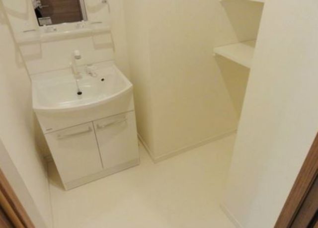 洗面設備　【脱衣場】現況優先。他号室の写真です。