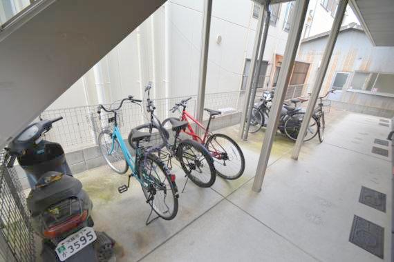 駐車場　あなたの大事な自転車も安心してとめることができますね。