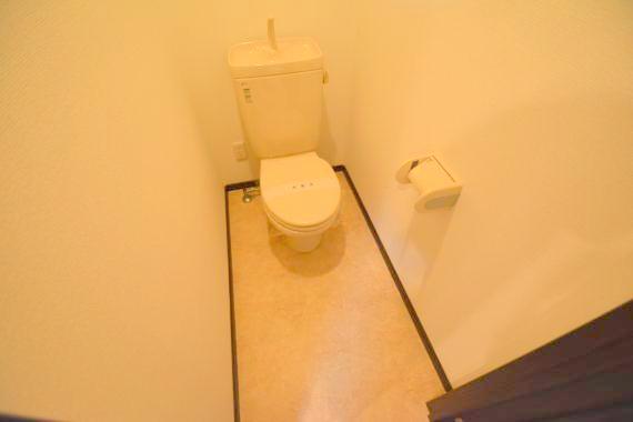 トイレ　白くてピカピカのトイレですね。お掃除もしやすいです。
